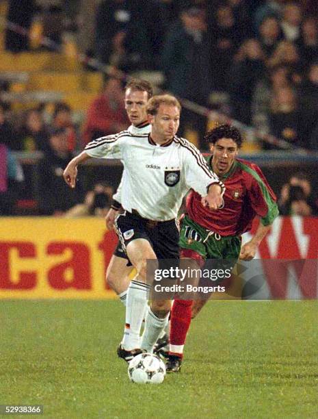 Qualifikationsspiel POR 0 am 14.12.96, Dieter EILTS/Rui COSTA