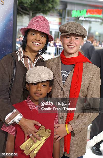 American actress Victoria Rowell with and daughter Maya and her son Jasper arrive at the benefit premiere of the movie "The Polar Express", directed...