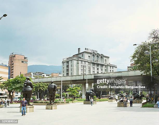 fernando botero statues in plaza botero - メデリン ストックフォトと画像