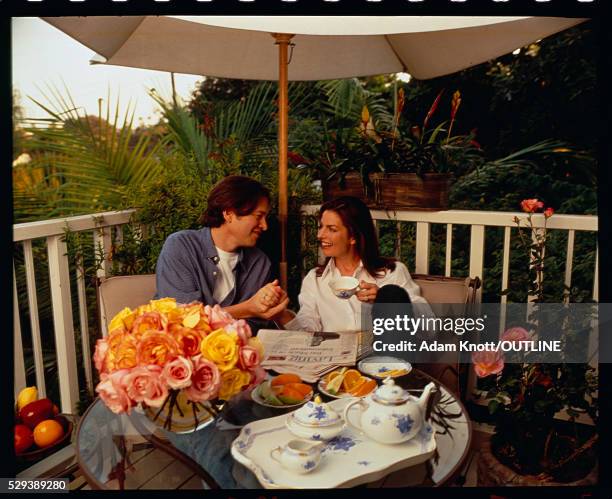 sela ward sitting with husband - sela ward howard sherman 個照片及圖片檔