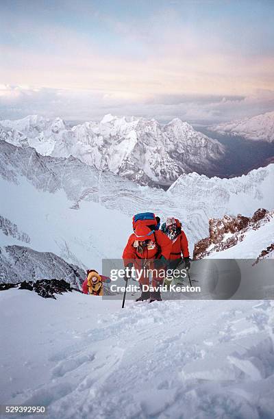 climbing mt. everest - mt everest stock pictures, royalty-free photos & images