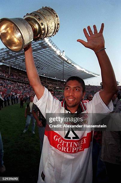 Berlin; Giovane ELBER mit Pokal