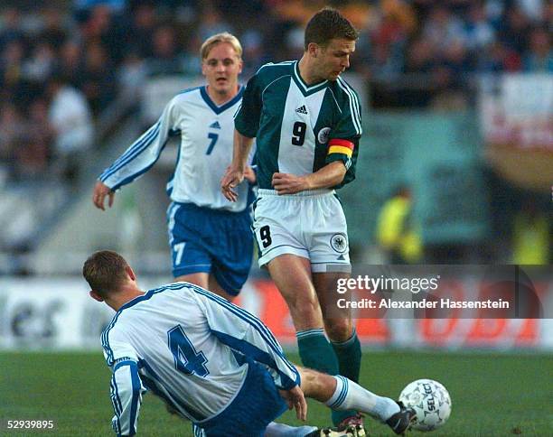 In Helsinki; LAENDERSPIEL FINNLAND - DEUTSCHLAND ; Oliver BIERHOFF/GER, Jarkko WISS , Sami HYYPIAE /FIN