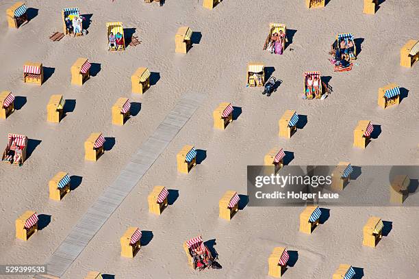 overhead of strandkorb beach basket chairs - beach shelter stock-fotos und bilder