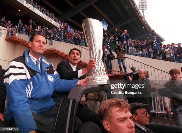 Parkstadion, Trainer Huub STEVENS und Manager Rudi ASSAUER mit dem Cup