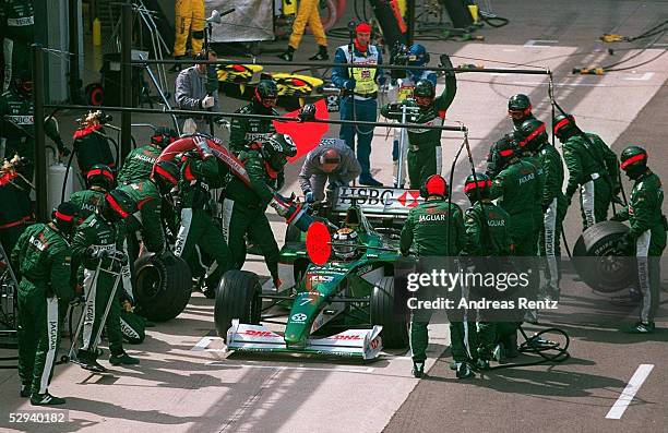 Von ENGLAND 2000 Silverstone; BOXENSTOPP - Eddie IRVINE/JAGUAR RACING FORD