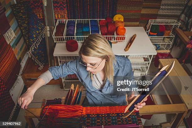 junge künstler arbeiten mit dem webstuhl - webstuhl stock-fotos und bilder