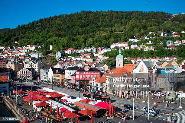 overhead of bergen fish market and city buildings - 卑爾根 個照片及圖片檔