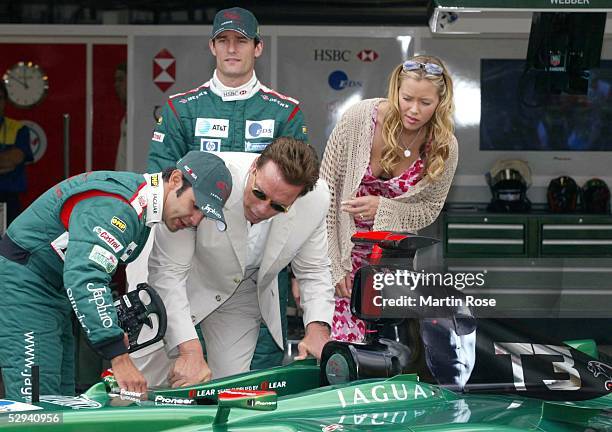 Von Grossbritannien 2003, Silverstone; Mark WEBBER/AUS, Antonio PIZZONIA/BRA - Jaguar Racing -, Arnold SCHWARZENEGGER, Schauspielerin Kristanna LOKEN