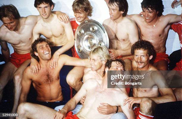 Muenchen; BAYERN MUENCHEN - BORUSSIA MOENCHENGLADBACH 6:0/BAYERN DEUTSCHER FUSSBALLMEISTER 1986; Schluss Jubel Bayern Muenchen; hintere Reihe v.lks.:...