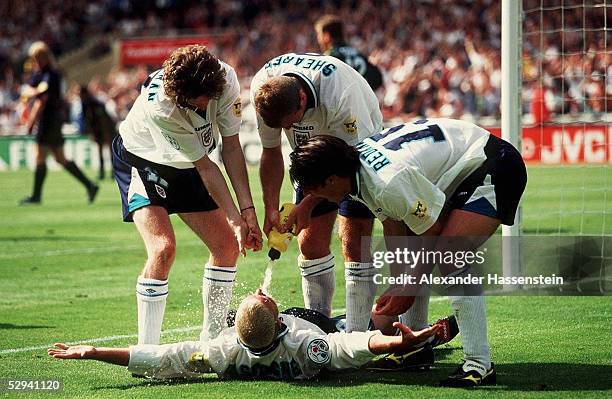 London; JUBEL nach 0:2 durch Paul GASCOIGNE ; v.lks.: Steve MC MANAMAN, Teddy SHERINGHAM, Jamie REDKNAPP