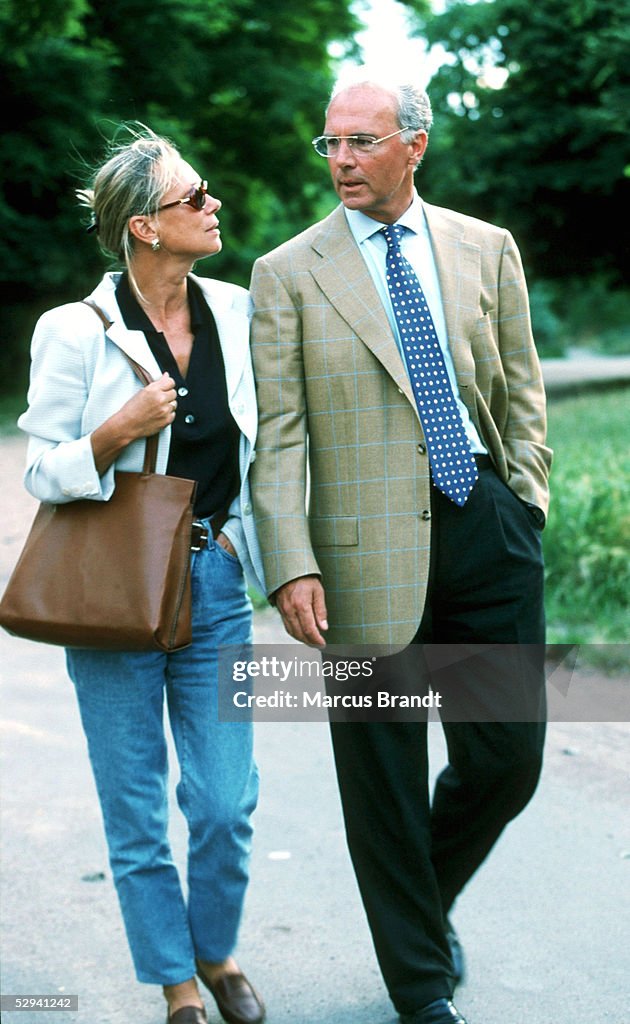 KONGRESS 1998 Paris Franz BECKENBAUER Mit Ehefrau Sybille News Photo kongress-1998-paris-franz-beckenbauer-mit-ehefrau-sybille-news-photo