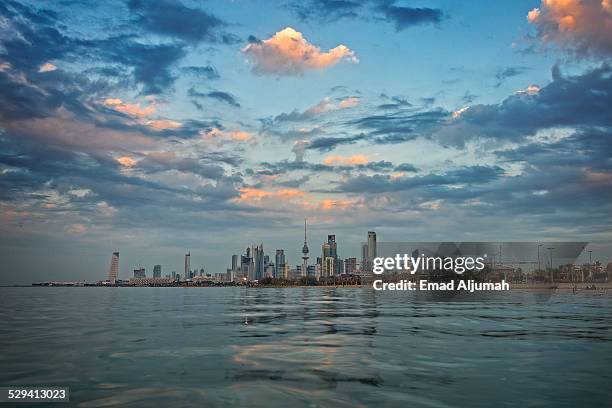 kuwait city skyline - ciudad de kuwait fotografías e imágenes de stock