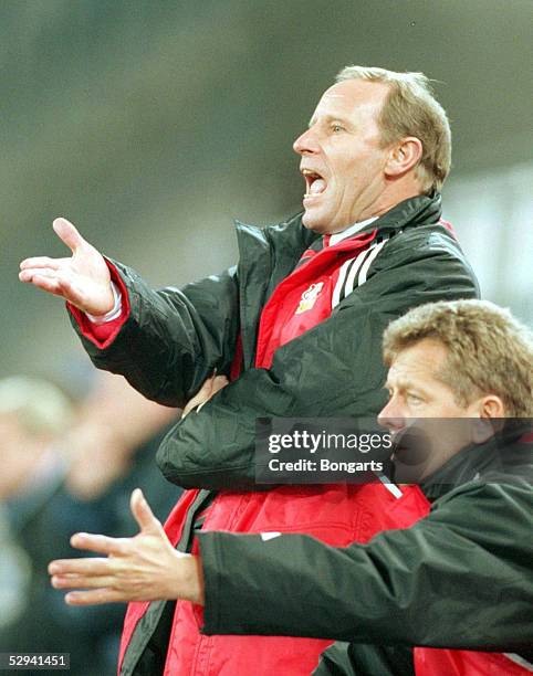 Hamburg; HAMBURGER SV - TSV BAYER 04 LEVERKUSEN 1:3; Trainer Berti VOGTS/Leverkusen und Konditionstrainer HERMANN