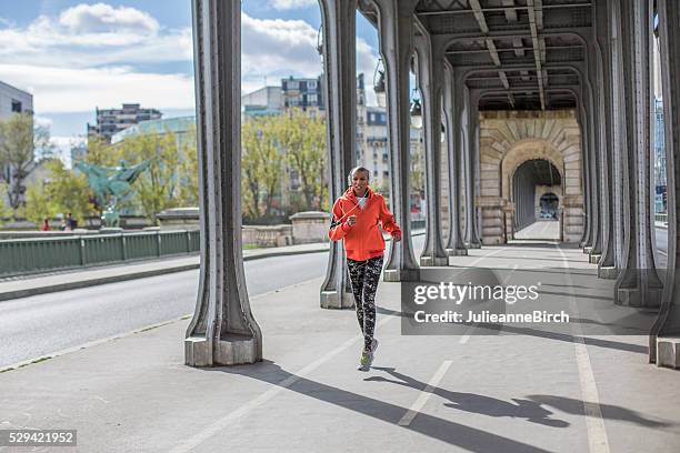 diese kreuzfahrt konzentriert sich auf die morgen läufst, paris - running paris stock-fotos und bilder