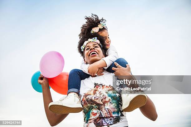 mère et enfant jouent ensemble célébrant - birthday balloons photos et images de collection
