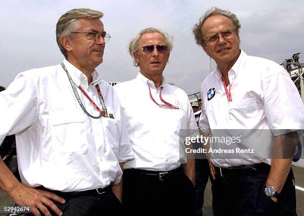 Von DEUTSCHLAND 2001, Hockenheim; BMW CHEF Axel MILBERG, Dr. Juergen HUBBERT - Vorstandsvorsitzender DAIMLER CHRYSLER -, BMW Mitarbeiter