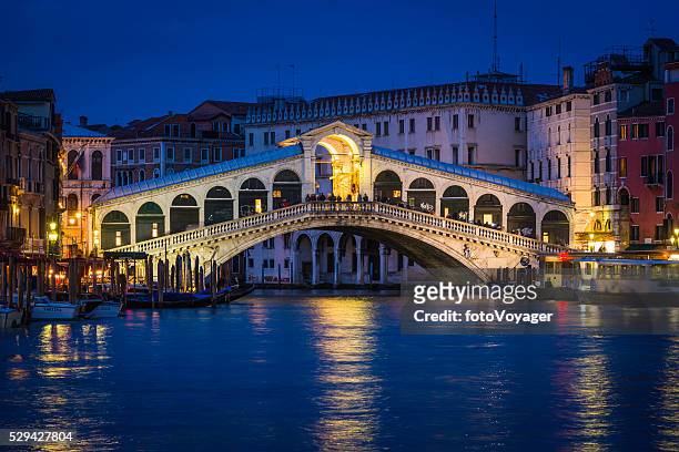 venezia, ponte di rialto e il canale grande palazzo illuminato di notte, italia - rialto bridge foto e immagini stock