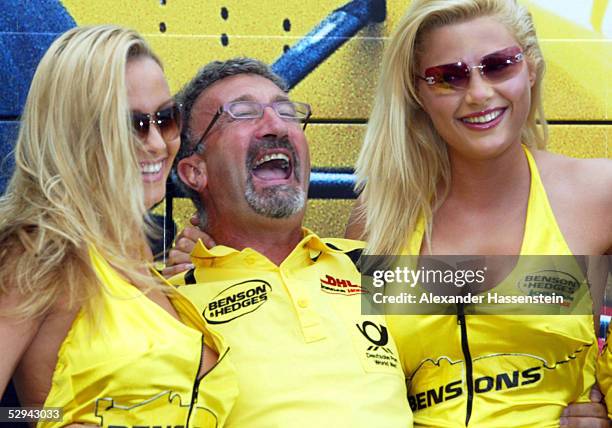 Von EUROPA 2002, Nuerburgring; TEAMCHEF Eddie JORDAN mit zwei Girls