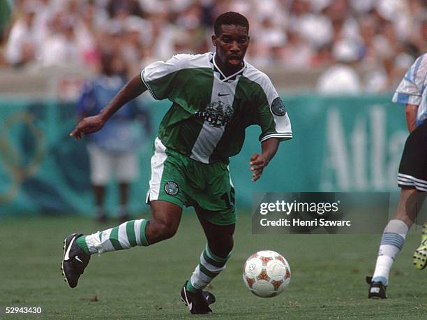 Nationalmannschaft 1996 NIGERIA/NGA 03.08.96, Augustine OKOCHA - Einzelaktion -