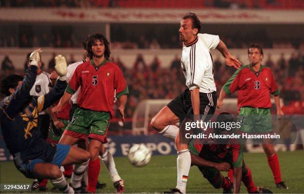 Qualifikationsspiel POR 0 am 14.12.96, Torwart Vitor BAIA werht eine Chance von Juergen KOHLER ab. OCEANO am Boden, Fernando COUTO und Manuel DIMAS...