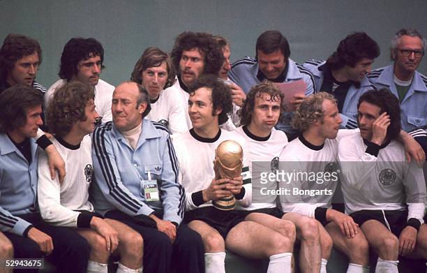 Weltmeisterschaft 1974, hintere Reihe v.l.: Heinz FLOHE, Gerd MUELLER, Juergen GRABOWSKI, Paul BREITNER, SCHWARZENBEK, ?, Bernd CULLMANN, ?, vordere...
