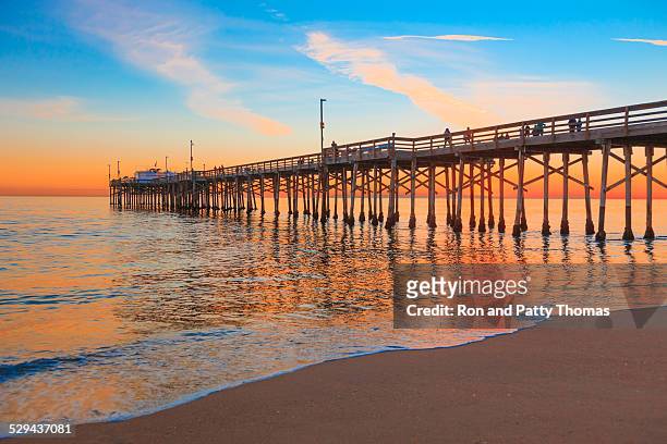 newport beach und balboa pier, der rte 1, orange county, kalifornien - california stock-fotos und bilder