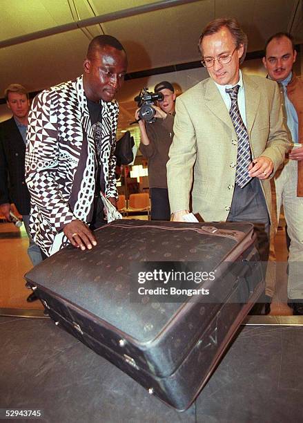 Ankunft auf dem Flughafen Fuhlsbuettel, Hamburg; Anthony YEBOAH/HSV - MANAGER Bernd WEHMEYER