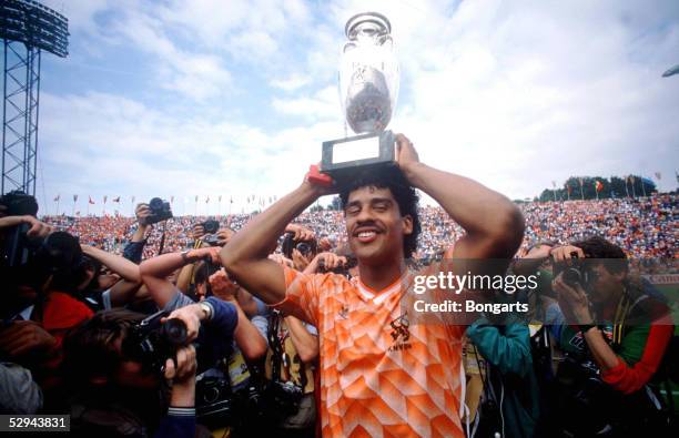 Finale in Muenchen; UDSSR 2 ; Frank RIJKAARD/HOL mit EM-Pokal