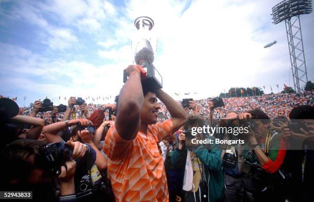 Finale in Muenchen; UDSSR 2 ; Frank RIJKAARD/HOL mit EM-Pokal