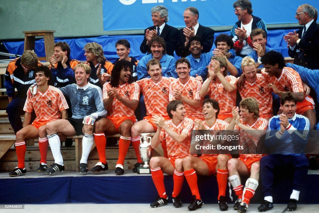 MANNSCHAFT HOLLAND mit dem EM-POKAL 1988;