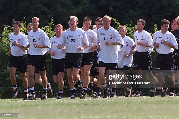 HAMBURG, GERMANY 2. BUNDESLIGA 99/00 FC ST. PAULI TRAININGSAUFTAKT; TEAM