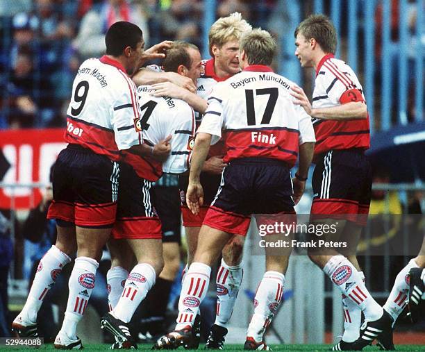 Jubel - BAYERN MUENCHEN, v.lks.: Giovane ELBER, Torschuetze Mario BASLER, Stefan EFFENBERG, Thorsten FINK und Thomas HELMER
