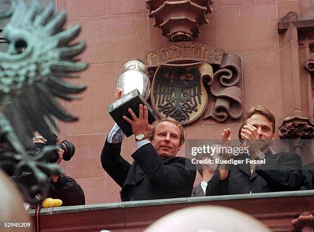 Deutschland - Europameister 1996 Frankfurt; Berti VOGTS/Thomas HAESSLER AUF DEM BALKON DES RATHAUSES IN FRANKFURT