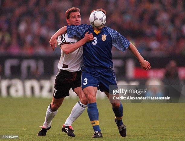 Bremen 30.04.97, Oliver BIERHOFF/GER im Zweikampf mit dem kopflosen BEJENAR/UKR