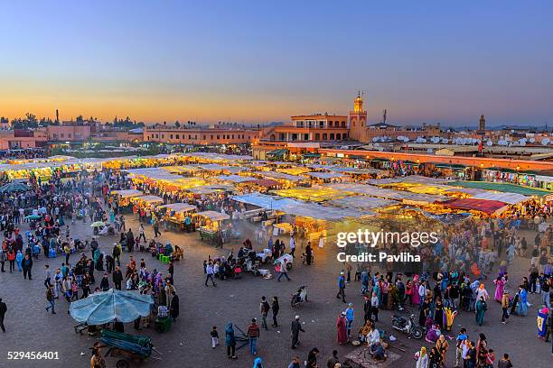 evening djemaa el fna square with koutoubia mosque, marrakech, morocco - marrakech stockfoto's en -beelden