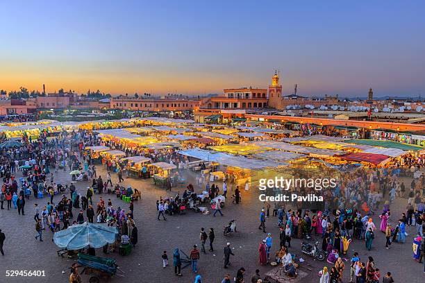 noite djemaa el fna, com mesquita de koutoubia, marrakech, marrocos - marocco - fotografias e filmes do acervo