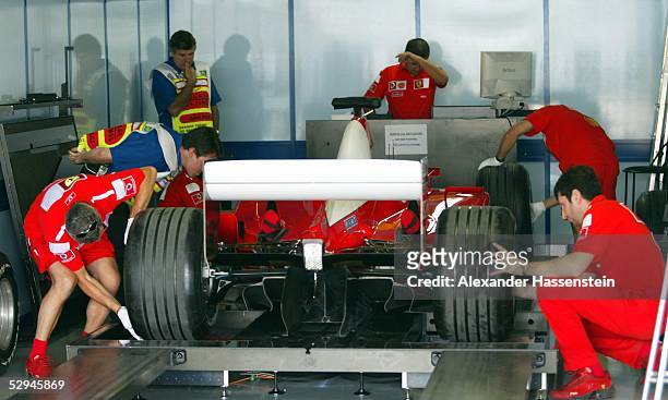 Von Brasilien 2003, Sao Paulo; FIA kontrolliert Gewicht und Masse am Ferrari