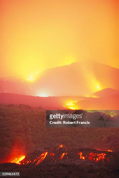 lava flow from the monti calcarazzi fissure that threatened nicolosi on the south flank of mt. etna, sicily, italy - etna orange stockfoto's en -beelden