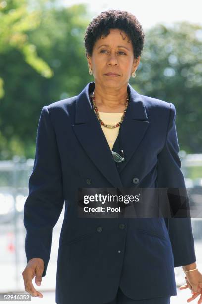 Actress Vernee Watson-Johnson arrives for the Michael Jackson's child molestation trial at the Santa Barbara County Courthouse May 18, 2005 in Santa...