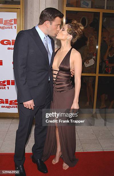 Ben Affleck and Jennifer Lopez arriving at the premiere of "Gigli".