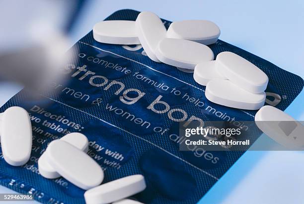 calcium tablets - vitamin sachet stock pictures, royalty-free photos & images