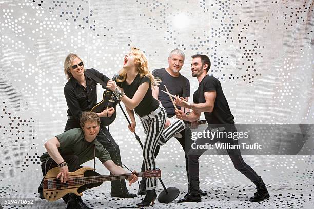 energetic rock band - rockband stockfoto's en -beelden