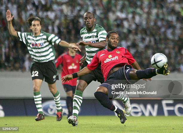 Vagner Love of CSKA Moscow stretches for the ball during the UEFA Cup Final between CSKA Moscow and Sporting Lisbon at the Jose Alvalade Stadium on...