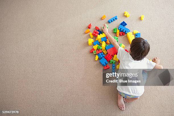 little boy playing with building blocks - bloque de madera fotografías e imágenes de stock