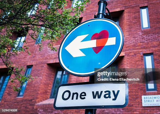 heart shaped! - panneau sens unique photos et images de collection