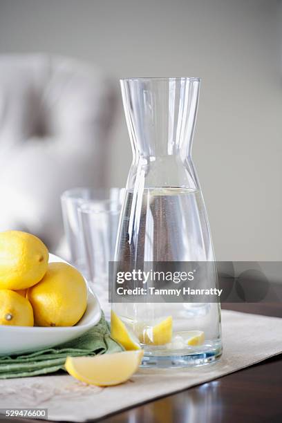 lemons and water - karaffin bildbanksfoton och bilder