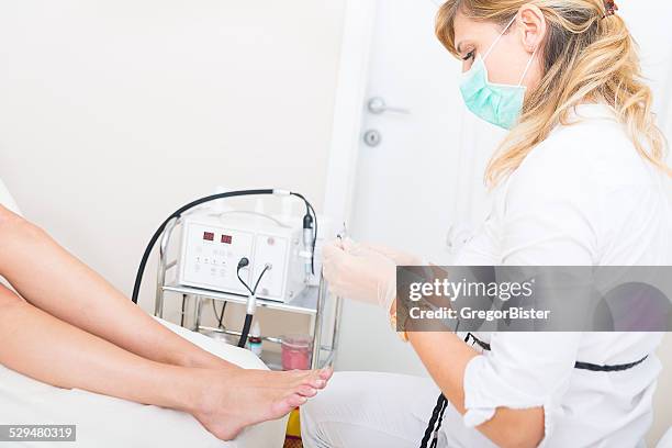 pedicure treatment - podiatrist stockfoto's en -beelden