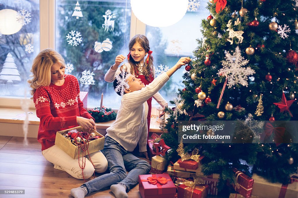 Familie dekorieren Weihnachtsbaum