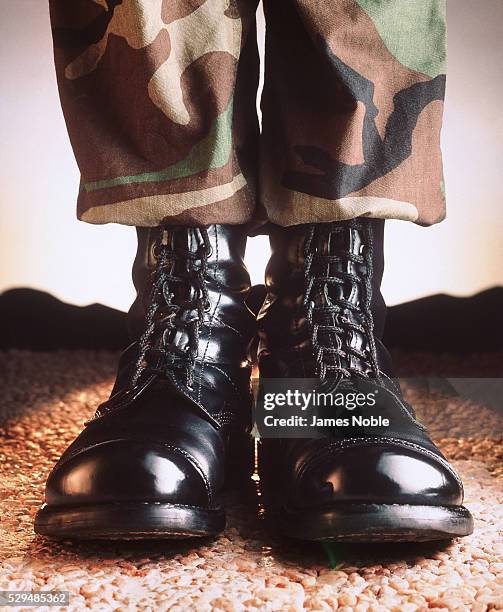 army boots - uniforme photos et images de collection